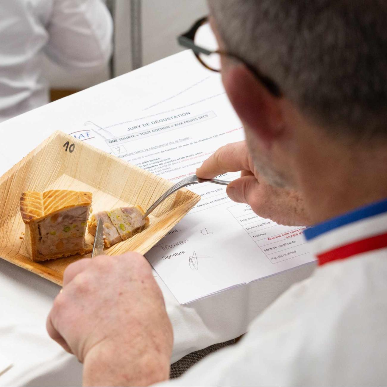 Dégustation d'une tourte tout cochon par un Meilleur Ouvrier de France